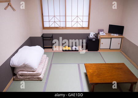Ein Zimmer in einem Ryokan, eine Art traditionelles japanisches Gasthaus. Stockfoto