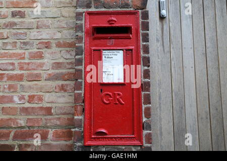Briefkasten in der Nähe der King's School in Canterbury, England. Stockfoto