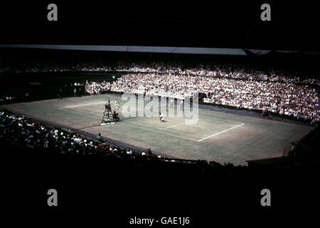 Allgemeine Ansicht des Spiels auf dem Center Court während der Wimbledon Tennis Championships. Stockfoto