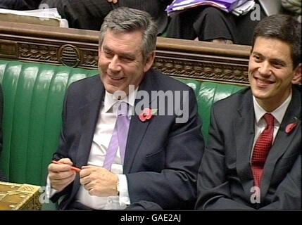 Großbritanniens Premierminister Gordon Brown (links) und Außenminister David Miliband (rechts) hören zu, als der Vorsitzende der Konservativen Partei David Cameron seine Antwort auf die Rede der Königin nach der Eröffnung des Parlaments im Londoner Parlamentsgebäude gibt. Stockfoto