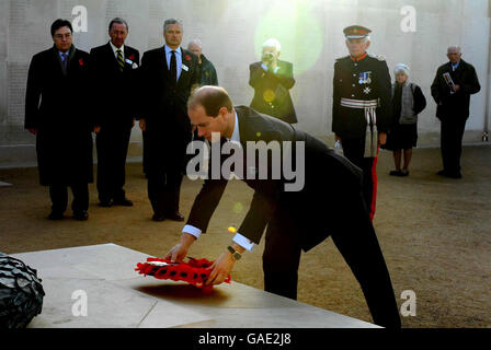 Der Earl of Wessex legt während der Erinnerungswoche einen Kranz im National Memorial Arboretum in Staffordshire ab. Stockfoto