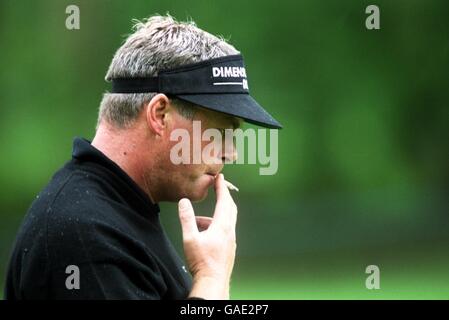 Golf - Victor Chandler British Masters - Erste Runde. Der irische Darren Clarke raucht eine Zigarette, um sich zu entspannen Stockfoto