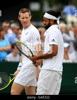 Jonathan Marray (links) und Adil Shamasdin in Aktion im Doppel am Tag sieben der Wimbledon Championships bei den All England Lawn Tennis and Croquet Club, Wimbledon. Stockfoto