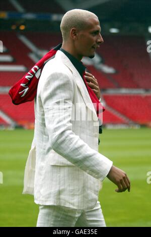 Manchester United's neue Unterzeichnung Rio Ferdinand wird in Old enthüllt Trafford Stockfoto