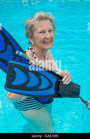 Aktive ältere Frau in den Pool, Übungen Stockfoto