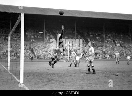 Fußball - Olympische Sommerspiele 1948 - Finale - Schweden - Jugoslawien - London - Wembley Stadium. Schwedens Torhüter T.G.A Lindberg macht einen Spare Stockfoto