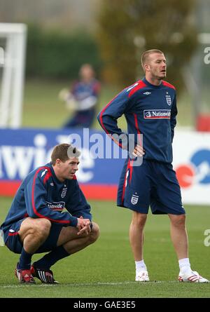 Fußball - International Friendly - Österreich - England - England Training - London Colney. Die Engländerin Steven Gerrard und David Beckham während des Trainings Stockfoto