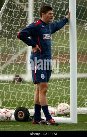 Fußball - International Friendly - Österreich - England - England Training - London Colney. Steven Gerrard aus England beim Training Stockfoto