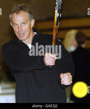 Der ehemalige britische Premierminister Tony Blair spielt beim Start seiner Sports Foundation im Newton Aycliffe Leisure Center in Co Durham Soft Tennis. Stockfoto