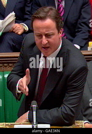 Oppositionsführer David Cameron bei den Fragen des Premierministers im Unterhaus, London. Stockfoto