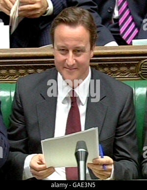 Oppositionsführer David Cameron bei den Fragen des Premierministers im Unterhaus, London. Stockfoto