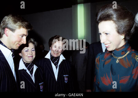 (L-R) Christopher Dean, Jayne Torvill und ihre Trainerin Betty Callaway werden Prinzessin Anne vorgestellt. Stockfoto