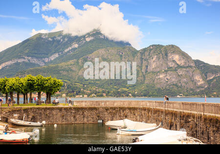 Blick auf den Comer See von Bellagio in Italien Stockfoto