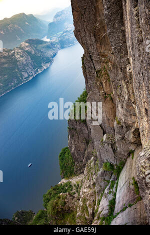 Blick hinunter auf den Lysefjord in den Bergen von Norwegen. Stockfoto