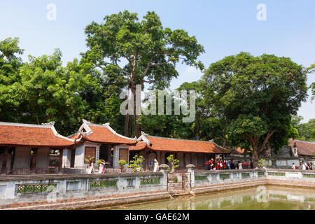 Stele Pavillons und Thien Quang Tinh Teich im dritten Hof, Temple of Literature, Hanoi, Vietnam Stockfoto