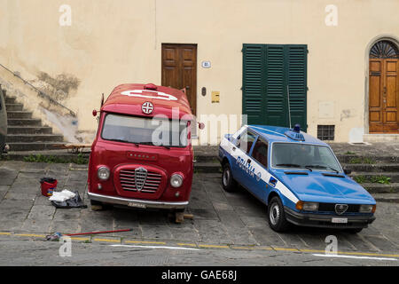 Oldtimer-Fahrzeuge, die durch die Rettungsdienste in Florenz aus den 1960er Jahren, Toskana, Italien Stockfoto