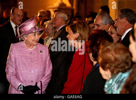 Ihre Majestät Königin Elizabeth II. Und der Herzog von Edinburgh sprechen mit anderen Paaren, die ihren Jahrestag während ihres Besuchs in den Upper Barrakka Gardens in Valletta, Malta, feiern. Stockfoto