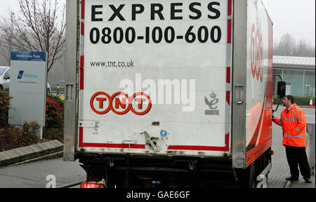 Ein TNT-Postauto kommt vor dem Zoll- und Finanzamt von HM im Waterview Park in Washington, Tyne and Wear an. Stockfoto