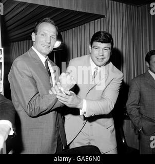 (L-R) der britische Schwergewichtsmeister Henry Cooper schert sich mit Europäern herum Champion Karl Mildenberger, nachdem sie Verträge unterzeichnet haben, um jeden zu bekämpfen Andere in Wembley am 18. September Stockfoto