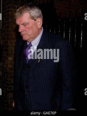 Der Historiker David Irving verlässt die Oxford Union Debating Society, Oxford, über ein Hintertor, nachdem er an einer kontroversen Debatte über die Redefreiheit teilgenommen hat. Stockfoto