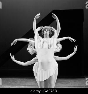 Asrolgy und Mythologie vermischen sich, als Rudolf Nurejew und Tänzer des Dutch National Ballet diese skorpionähnliche Figur bilden, wenn sie für eine Aufführung von Apollon Musagete im Sadler's Wells Theatre, London, Proben. Die Ballerinas repräsentieren die Musen von Musik, Tanz und Drama. Das Ballett mit Choreographie von Balanchine, bezieht sich auf die Geburt von Apollo und später seinen Aufstieg mit den Musen zum Parnassus. Stockfoto