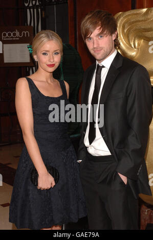 Sammy Winward und Jonas Armstrong kommen für die British Academy Children's Awards im London Hilton im Zentrum von London an. Stockfoto