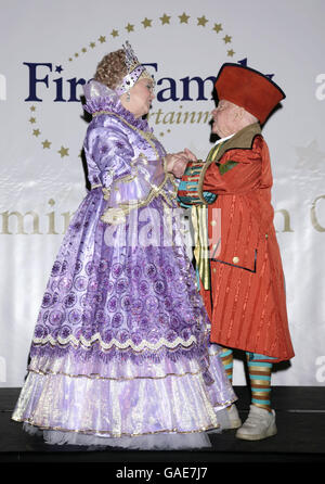 Cinderella stellte Mickey Rooney als Baron Hardup (rechts) und seine Frau Jan als Fairy Godmother während einer Fotoserie vor, um First Family Entertainment's, den National Launch für die diesjährigen Pantomimen, im O2 Center in Finchley in London, zu starten. Stockfoto