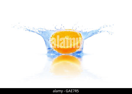 Orange fällt ins Wasser isoliert auf einem weißen Hintergrund. Spritzwasser. Stockfoto