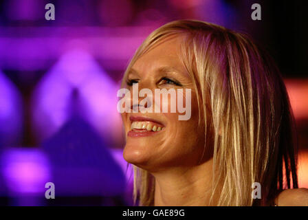 Jo Whiley in der Union Chapel in Islington, im Norden Londons, während der Little Noise Sessions Woche mit Auftritten zugunsten der Wohltätigkeitsorganisation Mencap. Stockfoto