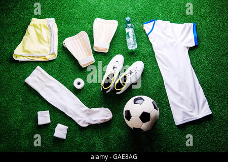 Fußball, Stollen und verschiedenen Fußball-Sachen gegen künstliche Stockfoto