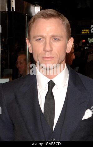 Daniel Craig kommt zur Premiere von The Golden Compass im Odeon West End Cinema, Leicester Square, London. Stockfoto