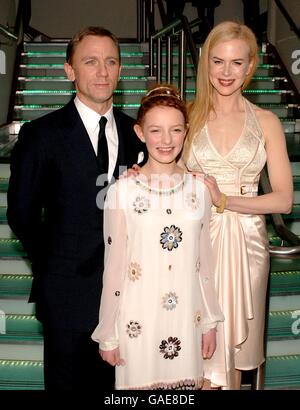 (Links-rechts) Daniel Craig, Dakota Blue Richards und Nicole Kidman kommen zur Premiere von The Golden Compass im Odeon West End Cinema, Leicester Square, London. Stockfoto