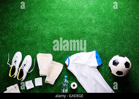 Fußball, Stollen und verschiedenen Fußball-Sachen gegen künstliche Stockfoto