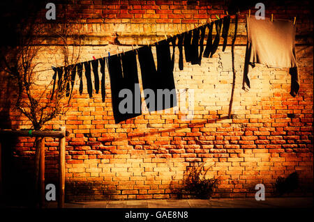 Wäscheleine vor einer gemauerten Wand, Italien, Europa Stockfoto