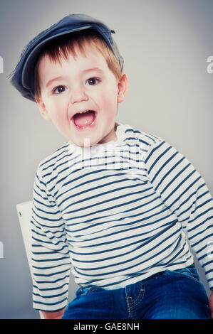 Junge, zwei Jahre mit einer Mütze, Porträt Stockfoto