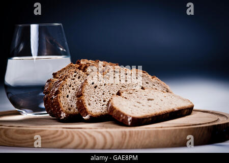 Glas Wasser und Brot Stockfoto