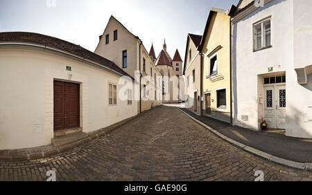 Weg zur Pfarrkirche St. Stephan in Eggenburg, Weinviertel Region zu senken, Austria, Österreich, Europa Stockfoto