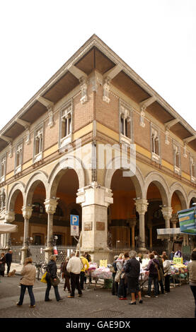 Markt auf der Piazza Delle Erbe Platz, Mercato Granario, Mantua oder Mantua, Lombardei, Italien, Europa Stockfoto