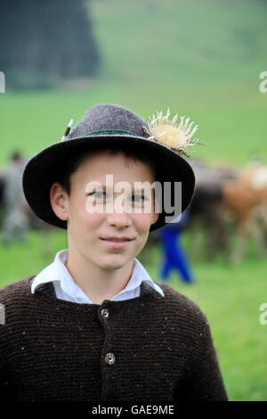 Jungen tragen Tracht während der Viehscheid, trennt das Vieh nach ihrer Rückkehr aus den Alpen, Thalkirchdorf Stockfoto
