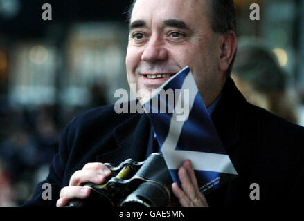 Der schottische Erstminister Alex Salmond beobachtet die Pferde auf der Rennstrecke von Musselburgh. Stockfoto