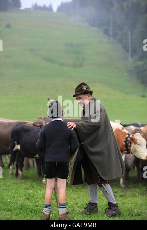 Junge und Mann tragen Tracht während der Viehscheid, Thalkirchdorf, Oberstaufen, Bayern Stockfoto