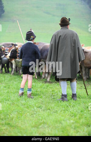 Junge und Mann trägt Tracht während Viehscheid, trennt das Vieh nach ihrer Rückkehr aus den Alpen, Thalkirchdorf Stockfoto