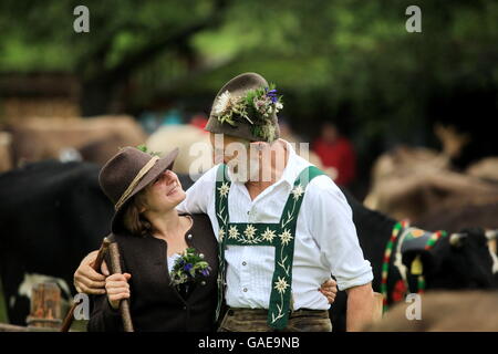 Paar tragen Tracht während der Viehscheid, trennt das Vieh nach ihrer Rückkehr aus den Alpen, Thalkirchdorf Stockfoto