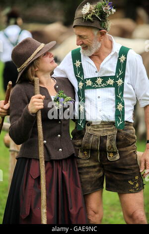 Paar tragen Tracht während der Viehscheid, trennt das Vieh nach ihrer Rückkehr aus den Alpen, Thalkirchdorf Stockfoto