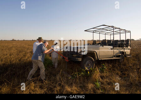 Safari-LKW in den Schlamm, Busanga Plains, Kafue Nationalpark, Sambia, Afrika Stockfoto