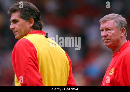 Fußball - FA Barclaycard Premiership - Manchester United Training. Der neue Mannschaftscoach von Manchester United, Carlos Queiroz (l) und Manager Alex Ferguson (r) Stockfoto