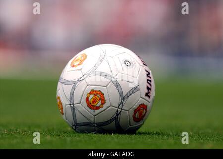 Fußball - FA Barclaycard Premiership - Manchester United Training. Ein Fußball von Manchester United Stockfoto