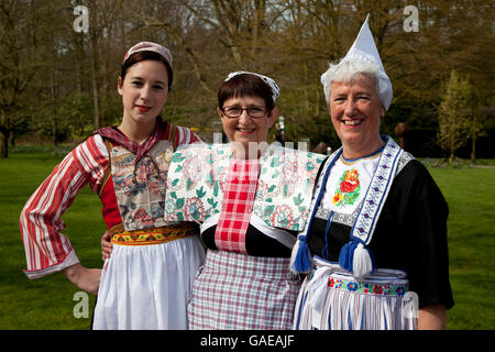 Frauen in traditionellen Kostümen, Keukenhof, Lisse, Niederlande, Europa Stockfoto