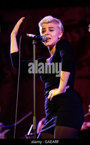 Robyn tritt auf der Bühne in der Union Chapel in Islington, im Norden Londons, als Teil der Little Noise Sessions Woche mit Auftritten zugunsten der Wohltätigkeitsorganisation Mencap auf. Stockfoto