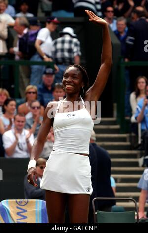 Tennis - Wimbledon 2002 - Halbfinale der Frauen - Venus Williams / Justine Henin. Venus Williams winkt der Menge zum Sieg, nachdem sie Justine Henin im Halbfinale besiegt hatte Stockfoto